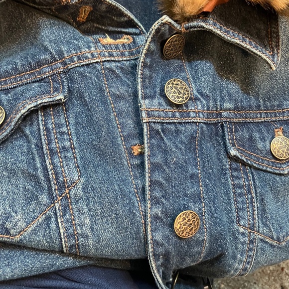 Denim jean jacket with faux fur collar Chico  size 0 or Xs - Picture 4 of 9